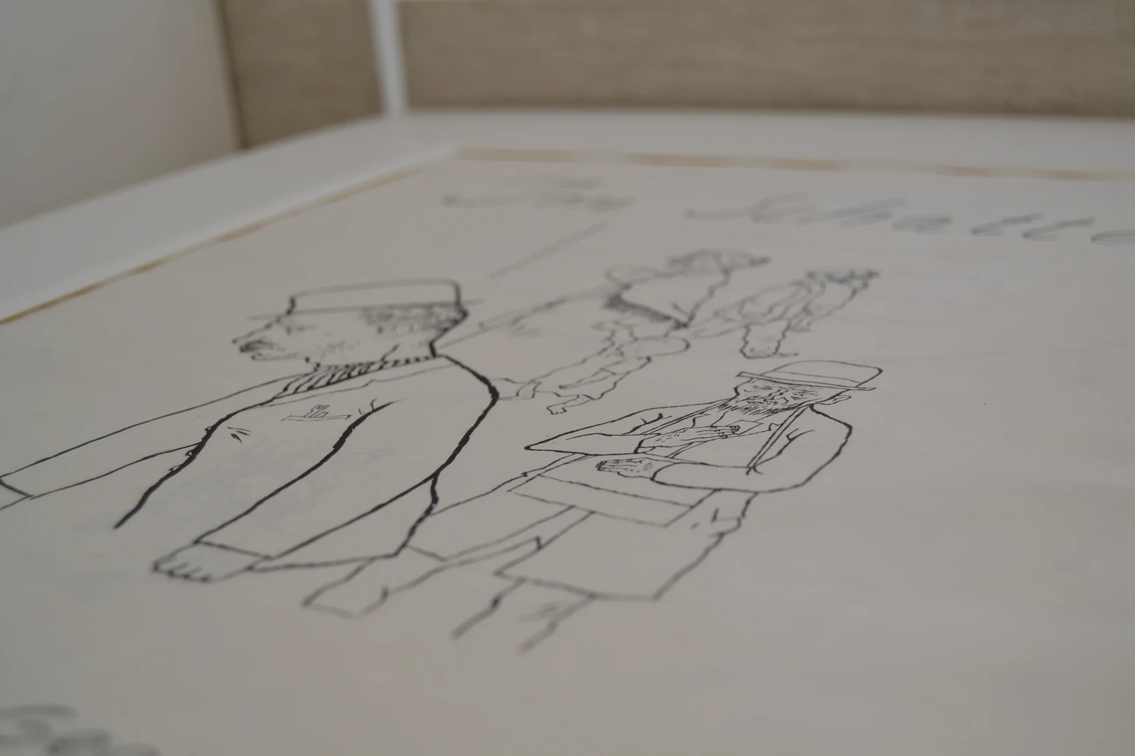 Eine Wissenschaftlerin und ein Wissenschaftler arbeiten hinter einer Glasfassade und mischen Chemikalien mit Großgeräten.