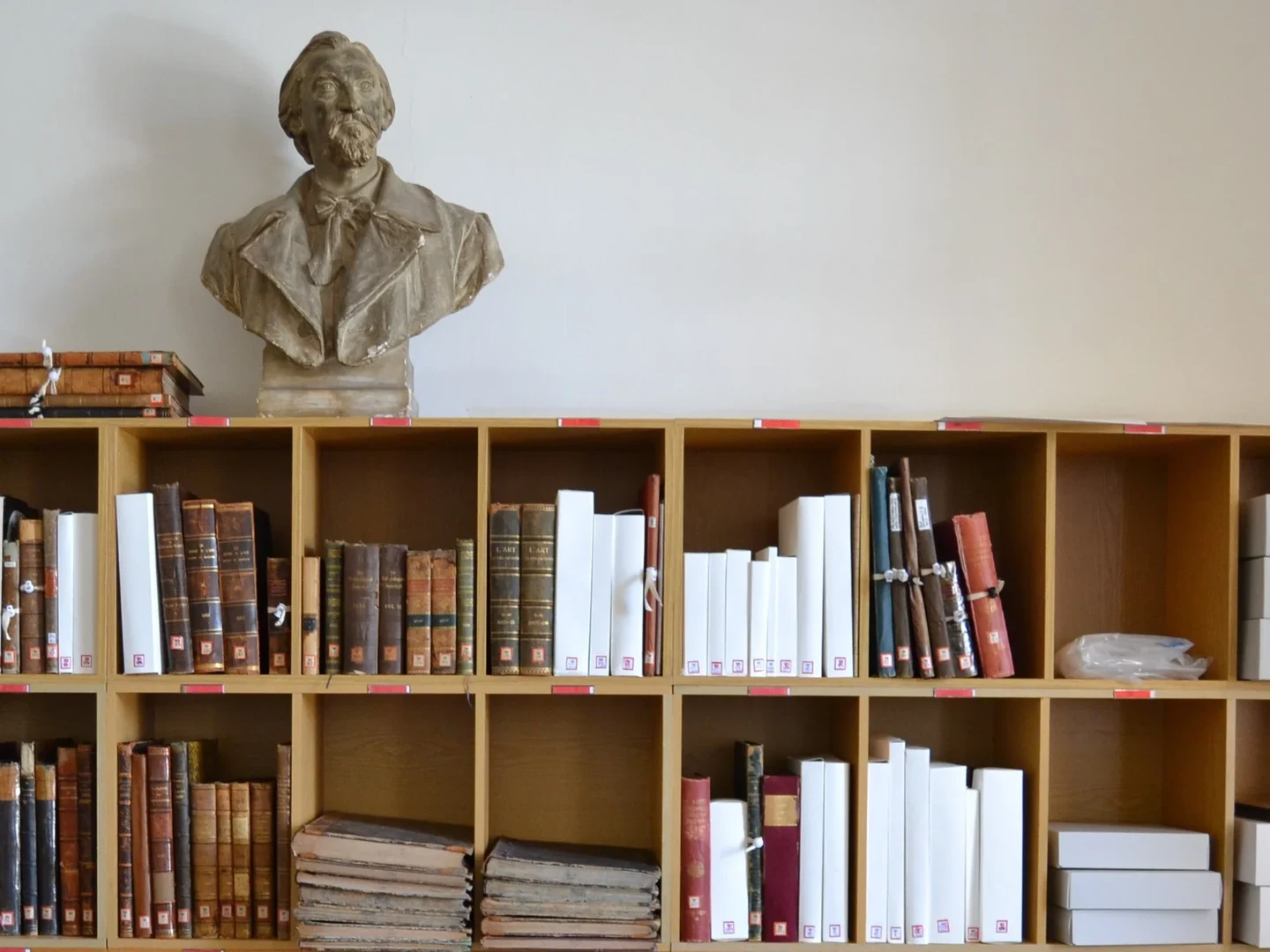 Eine Wissenschaftlerin und ein Wissenschaftler arbeiten hinter einer Glasfassade und mischen Chemikalien mit Großgeräten.