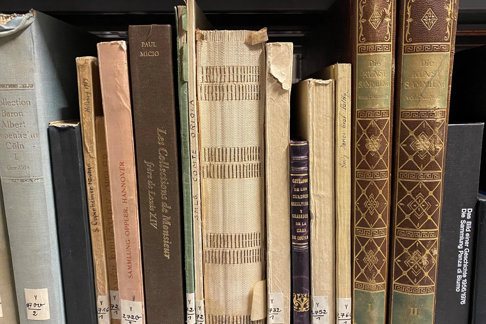 Eine Wissenschaftlerin und ein Wissenschaftler arbeiten hinter einer Glasfassade und mischen Chemikalien mit Großgeräten.