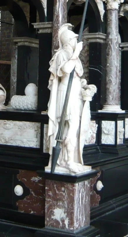 Eine Wissenschaftlerin und ein Wissenschaftler arbeiten hinter einer Glasfassade und mischen Chemikalien mit Großgeräten.