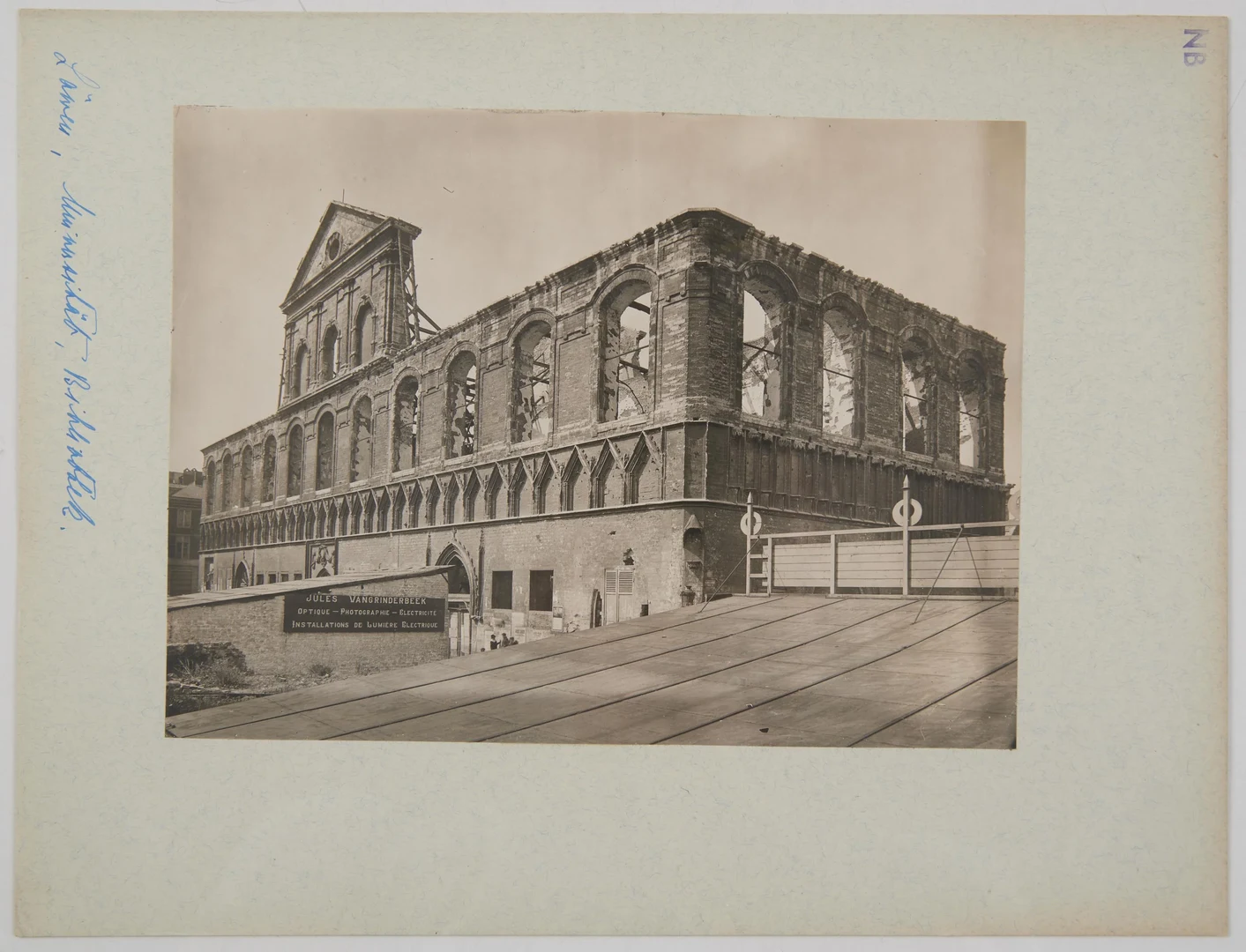 Eine Wissenschaftlerin und ein Wissenschaftler arbeiten hinter einer Glasfassade und mischen Chemikalien mit Großgeräten.