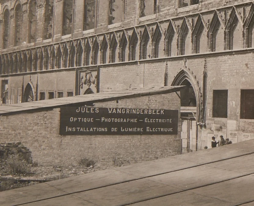 Eine Wissenschaftlerin und ein Wissenschaftler arbeiten hinter einer Glasfassade und mischen Chemikalien mit Großgeräten.