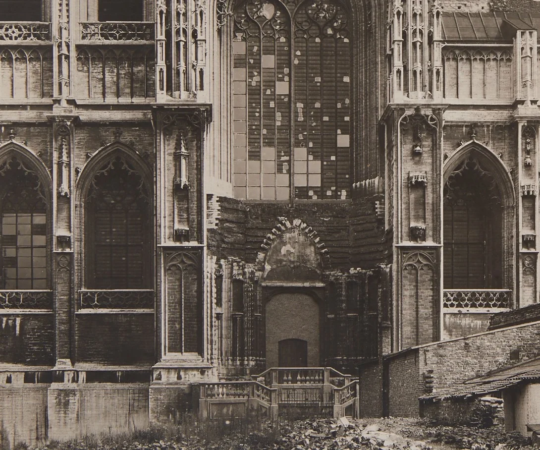 Eine Wissenschaftlerin und ein Wissenschaftler arbeiten hinter einer Glasfassade und mischen Chemikalien mit Großgeräten.