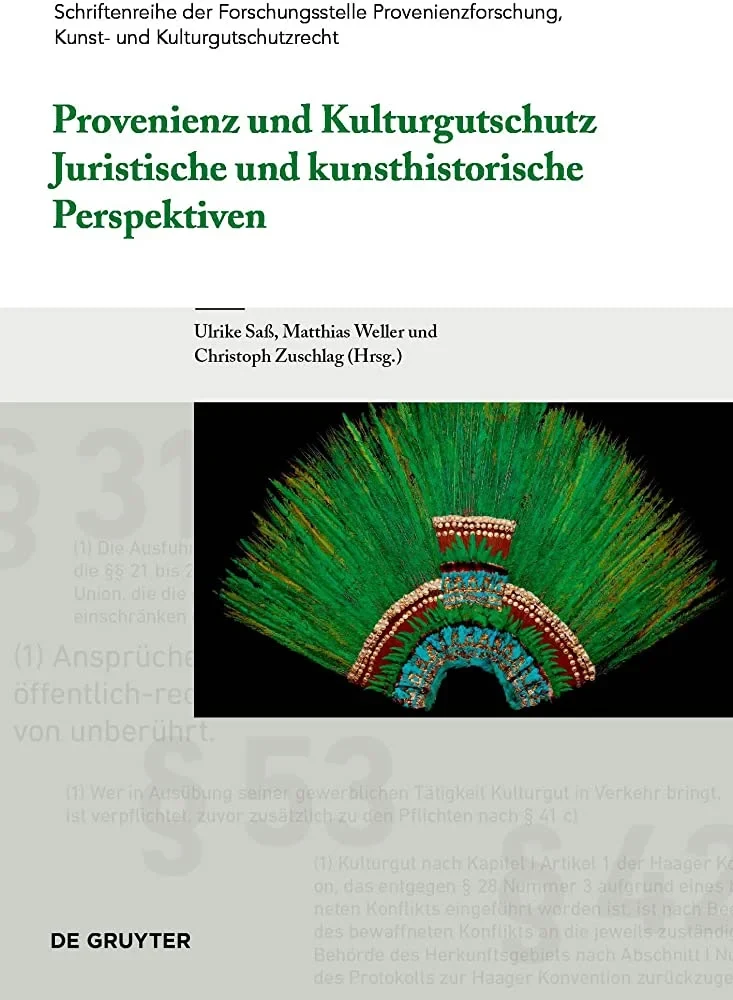 Eine Wissenschaftlerin und ein Wissenschaftler arbeiten hinter einer Glasfassade und mischen Chemikalien mit Großgeräten.