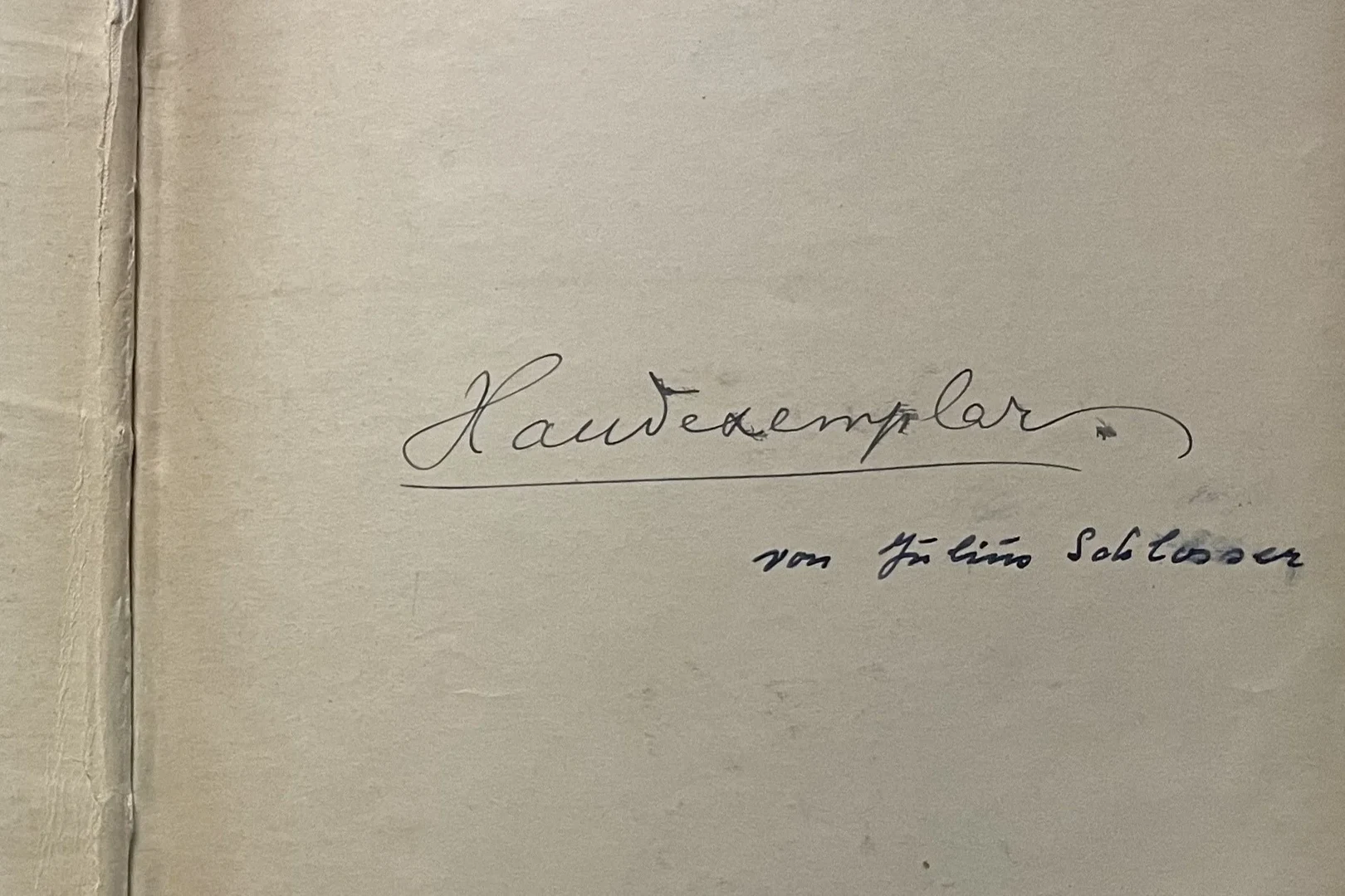 Eine Wissenschaftlerin und ein Wissenschaftler arbeiten hinter einer Glasfassade und mischen Chemikalien mit Großgeräten.