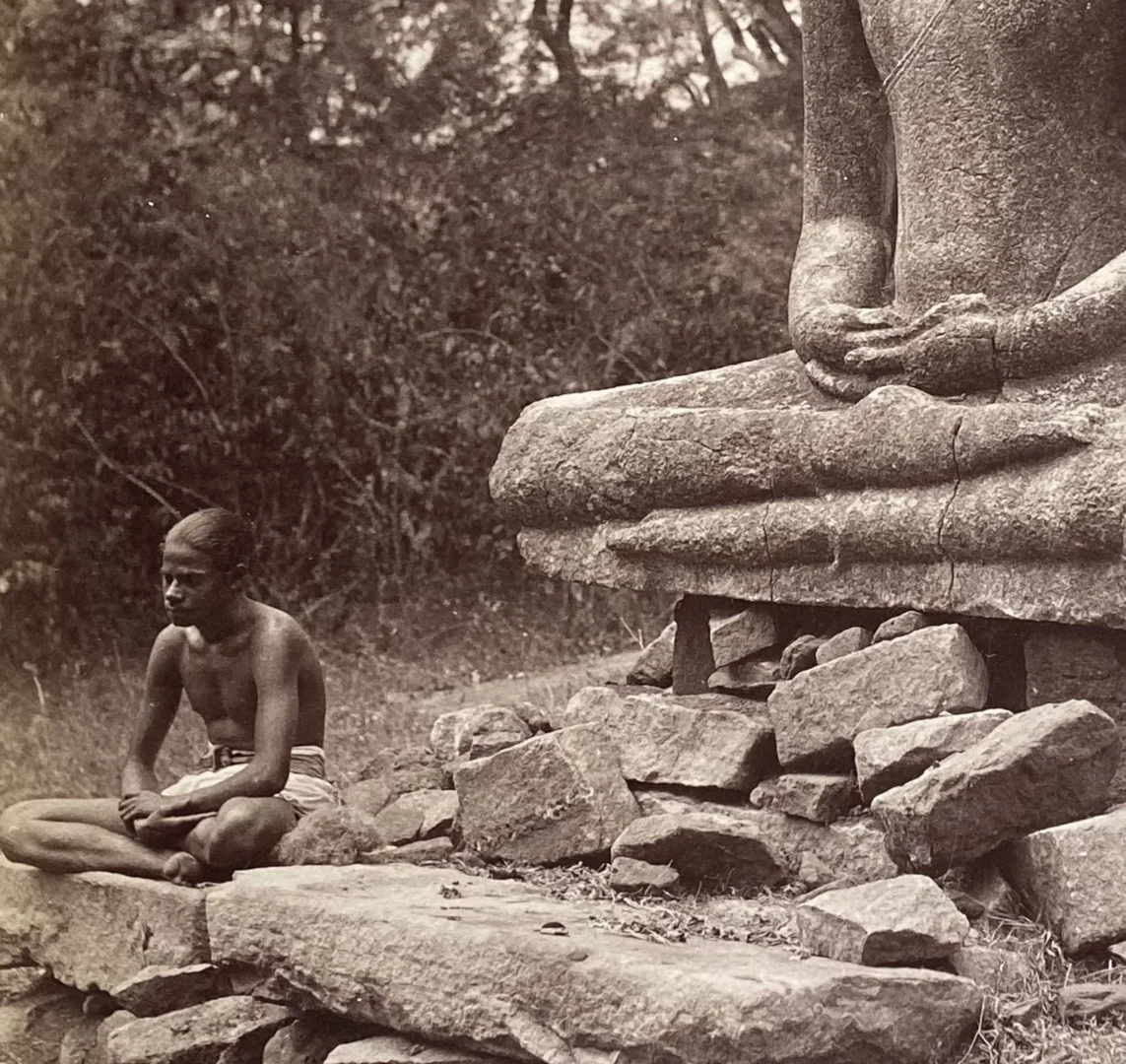 Eine Wissenschaftlerin und ein Wissenschaftler arbeiten hinter einer Glasfassade und mischen Chemikalien mit Großgeräten.