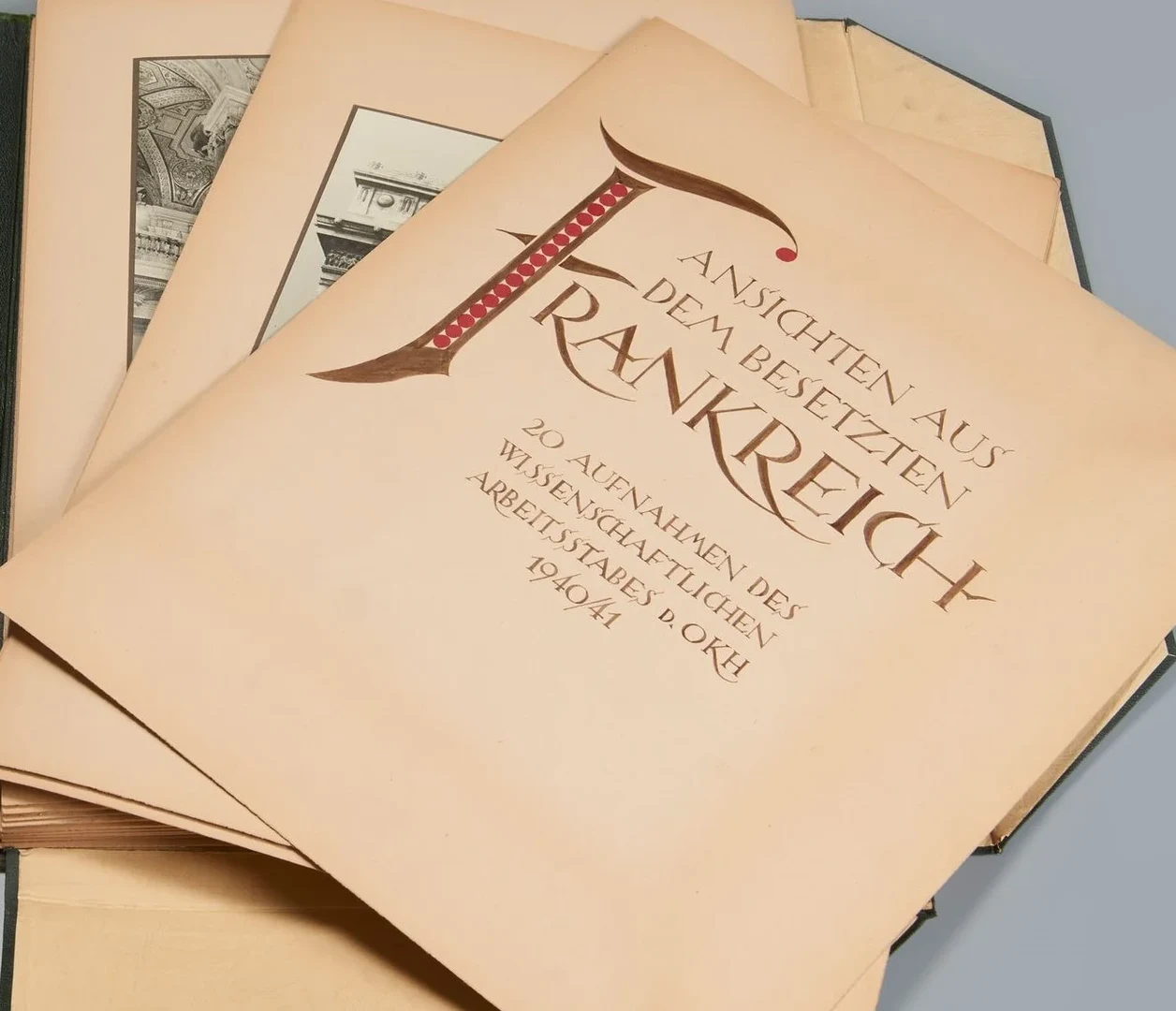 Eine Wissenschaftlerin und ein Wissenschaftler arbeiten hinter einer Glasfassade und mischen Chemikalien mit Großgeräten.