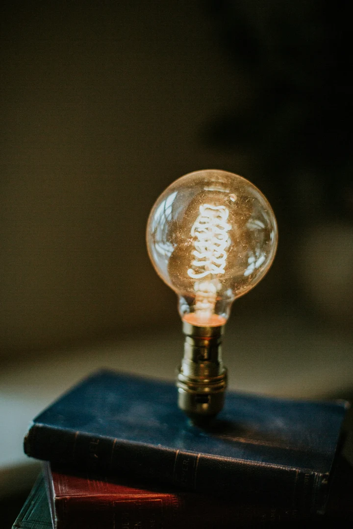 Eine Wissenschaftlerin und ein Wissenschaftler arbeiten hinter einer Glasfassade und mischen Chemikalien mit Großgeräten.