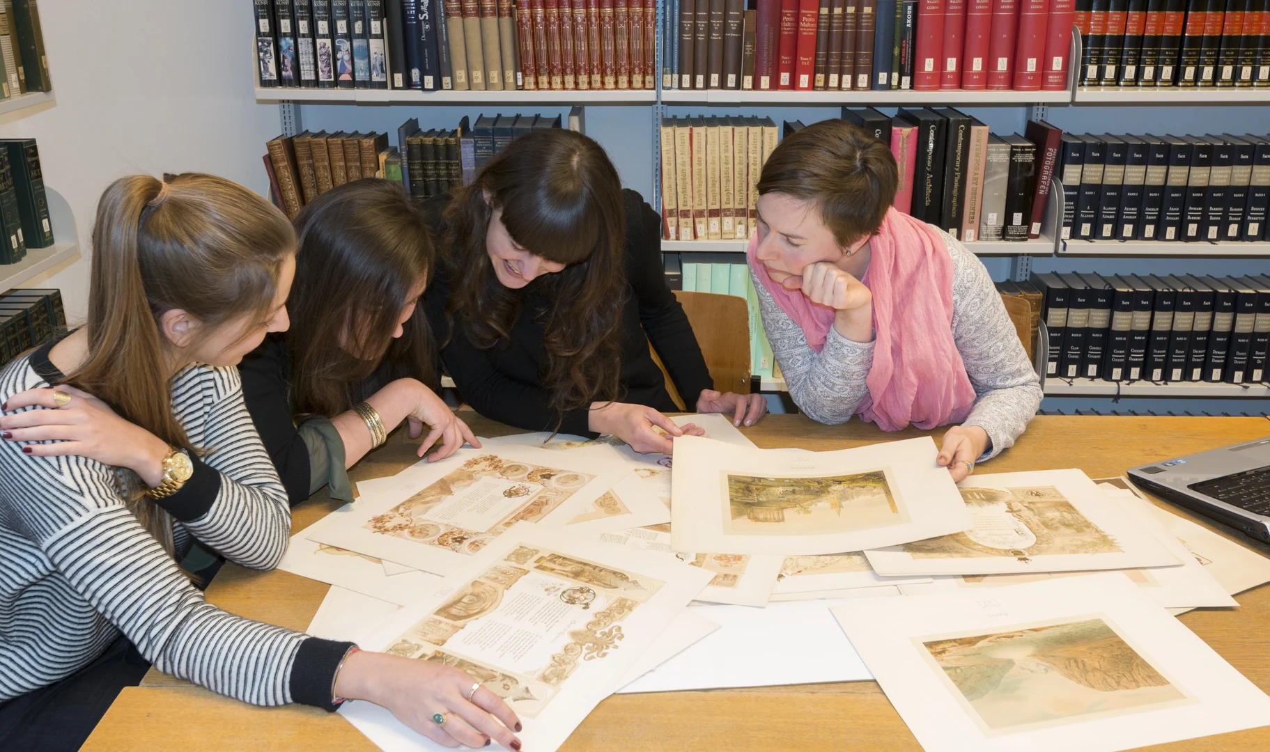 Eine Wissenschaftlerin und ein Wissenschaftler arbeiten hinter einer Glasfassade und mischen Chemikalien mit Großgeräten.