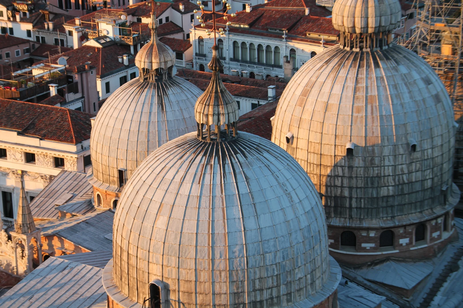 Eine Wissenschaftlerin und ein Wissenschaftler arbeiten hinter einer Glasfassade und mischen Chemikalien mit Großgeräten.