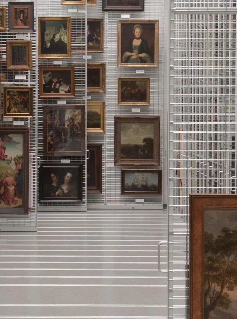 Eine Wissenschaftlerin und ein Wissenschaftler arbeiten hinter einer Glasfassade und mischen Chemikalien mit Großgeräten.