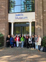 Gruppenfoto der Studierenden zusammen mit Jun.-Prof. Dr. Lucy Wasensteiner und Prof. Dr. Christoph Zuschlag vor dem JOODS Museum (Jüdisches Museum)