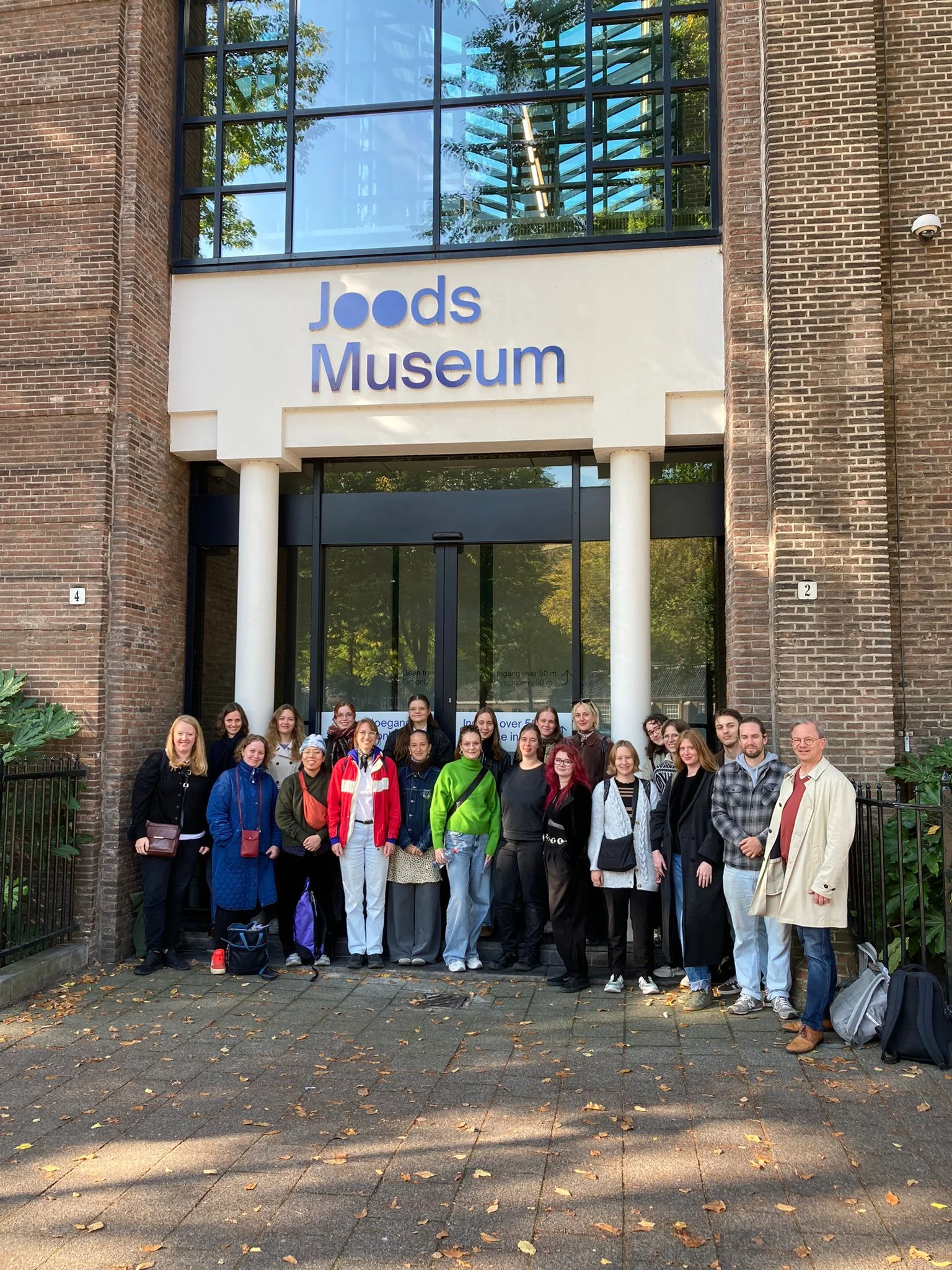 Gruppenfoto der Studierenden zusammen mit Jun.-Prof. Dr. Lucy Wasensteiner und Prof. Dr. Christoph Zuschlag vor dem JOODS Museum (Jüdisches Museum)