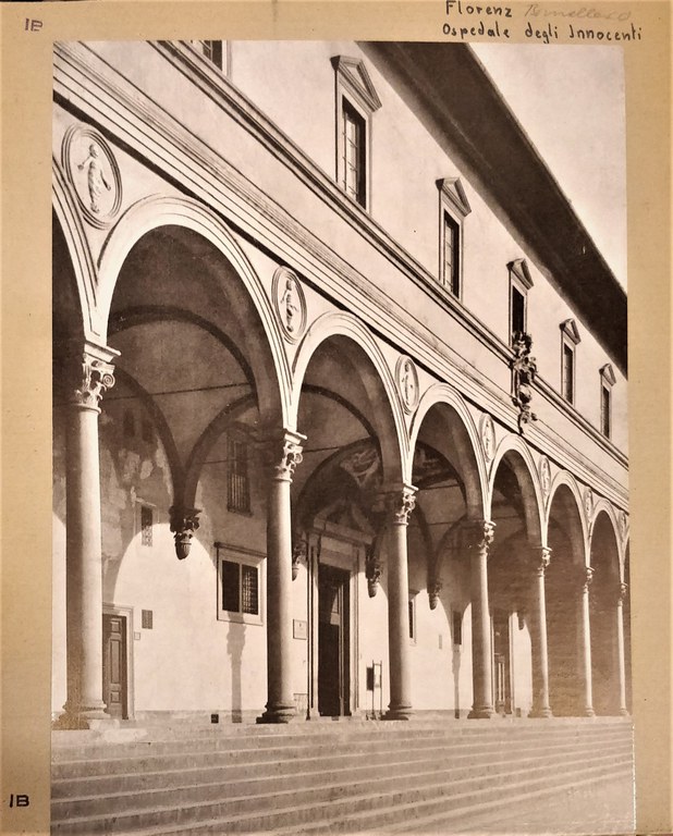 Ansicht der Nordwestfassade des Ospedale degli Innocenti in Florenz